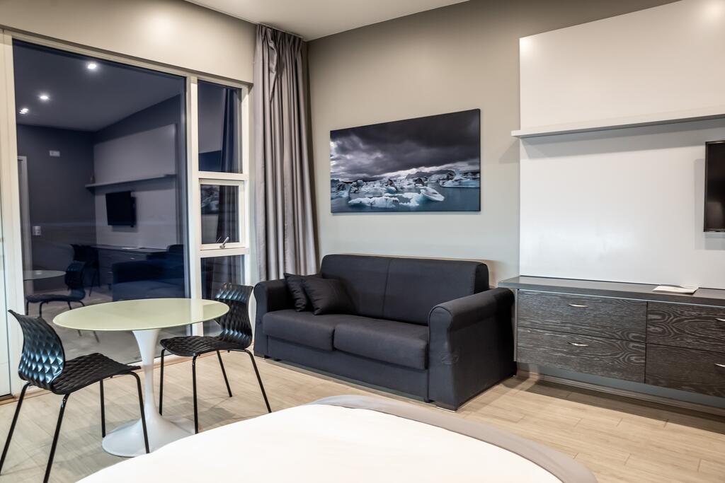 Fotografie a unui apartament de la Black Beach Suites, situat în Vik, Islanda. Unul dintre cele mai frumoase hoteluri din Vik.