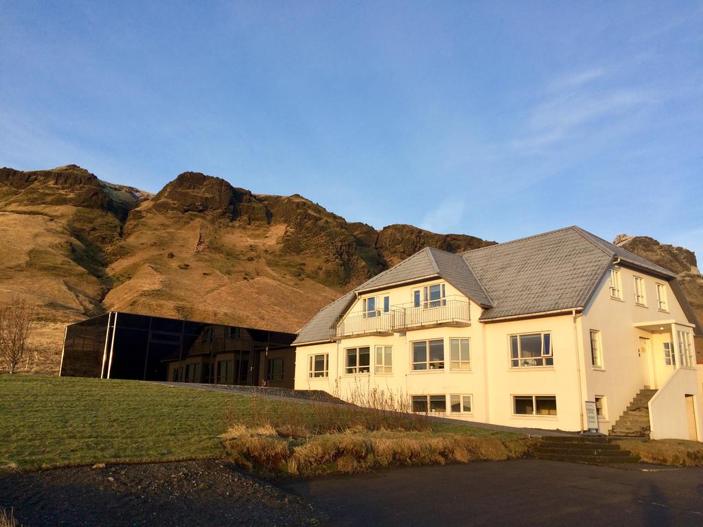 Photo de l'extérieur de la Guesthouse Carina située à Vik Islande. 