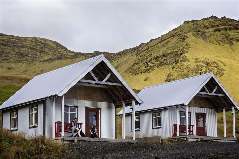 Foto af to hytter på Norour Vik, der ligger i Vik Island. Et af de hyggeligste hoteller i Vik.