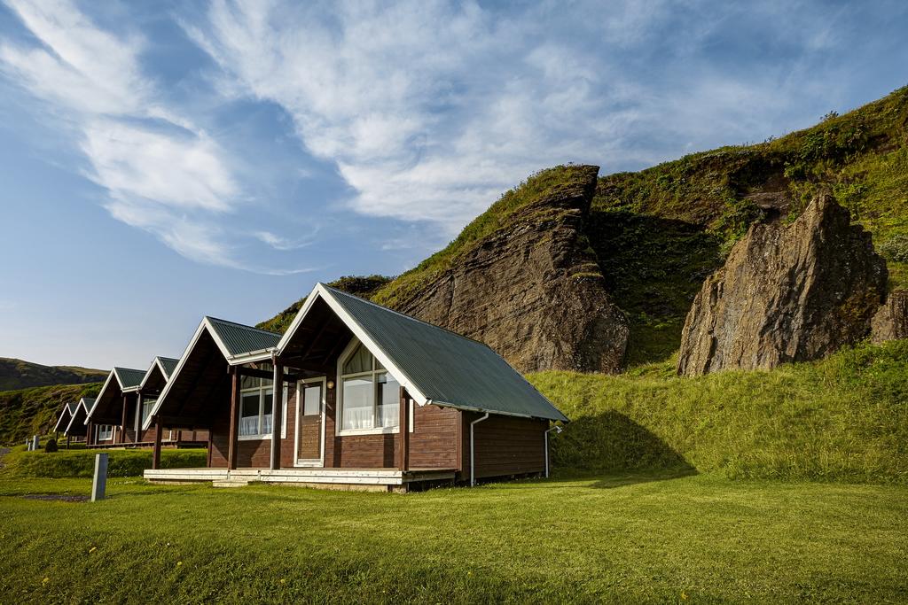 Zdjęcie kilku domków w Vik Cottages położonych w Vik Islandia. Jeden z bardziej prywatnych hoteli w Vik.