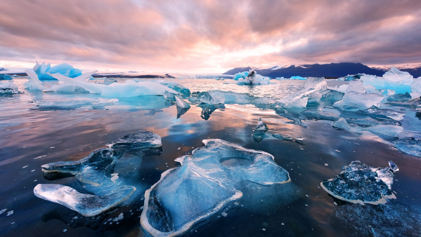 glacier lagoon in iceland on a 7 day in iceland itinerary