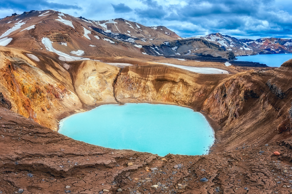 The bright, blue Oskjuvatn Lake surrounded by mountains.